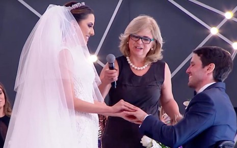Noivos se casando no palco do Teleton, em 2018