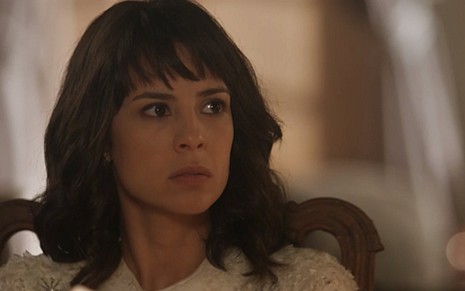Andreia Horta (Lucinda) em cena de Tempo de Amar, vilã invadirá cabaré atrás do marido - Reprodução/TV Globo