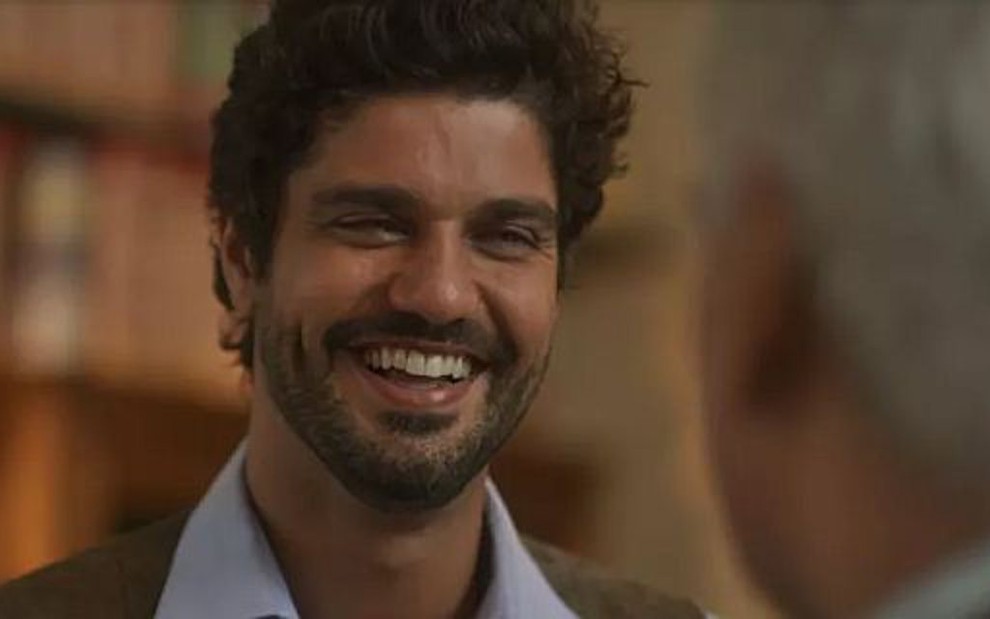 Inácio (Bruno Cabrerizo) ficará solteiro e famoso no desfecho de Tempo de Amar, da Globo - Reprodução/TV Globo