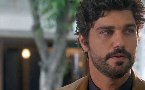 Bruno Cabrerizo (Inácio) em cena de Tempo de Amar; mocinho será confundido com ativista - Reprodução/TV Globo
