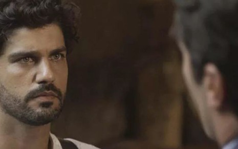 Inácio (Bruno Cabrerizo) salvará o rival e será salvo em seguida em cena de Tempo de Amar - Reprodução/TV Globo