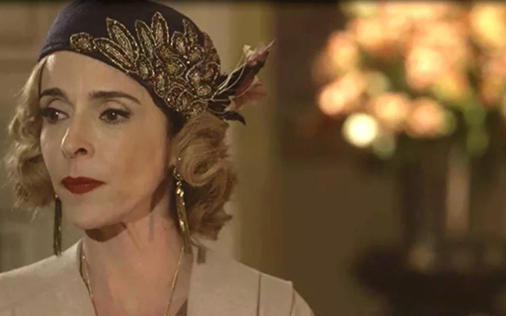 Alzira (Deborah Evelyn) omitirá que a mãe da mocinha está viva em Tempo de Amar - Reprodução/TV Globo