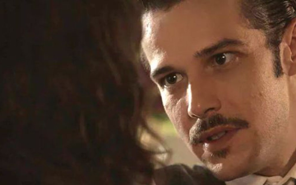 Jayme Matarazzo (Fernão) em cena de Tempo de Amar; vilão dá golpe na tia rica da amante - Reprodução/TV Globo