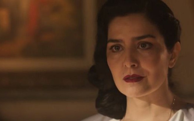 Letícia Sabatella (Delfina) em cena de Tempo de Amar; vilã roubará clientes do ex-amante - Reprodução/TV Globo