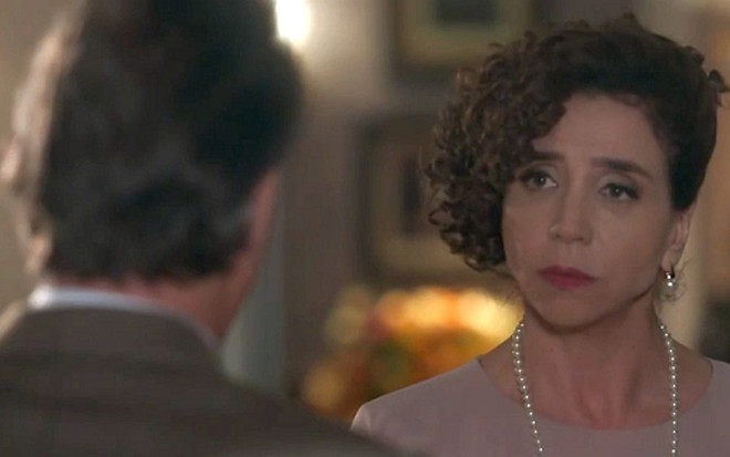 Marisa Orth (Celeste Hermínia) em cena de Tempo de Amar; cantora se revoltará com o vilão - Reprodução/TV Globo
