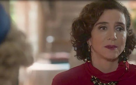 Marisa Orth (Celeste Hermínia) em Tempo de Amar; cantora explicará como saiu de Portugal - Reprodução/TV Globo