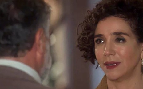 Celeste Hermínia (Marisa Orth) descobrirá que foi enganada durante anos em Tempo de Amar - Reprodução/TV Globo