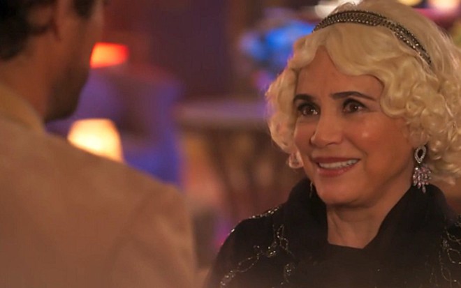 Regina Duarte (Lucerne) em cena de Tempo de Amar; cafetina vai arrancar dinheiro do inimigo - Reprodução/TV Globo