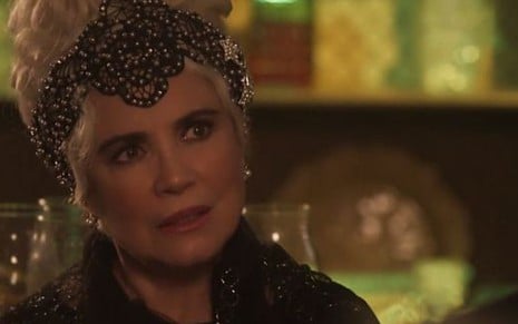 Regina Duarte (Lucerne) em cena de Tempo de Amar; cafetina cederá à chantagem do vilão - Reprodução/TV Globo