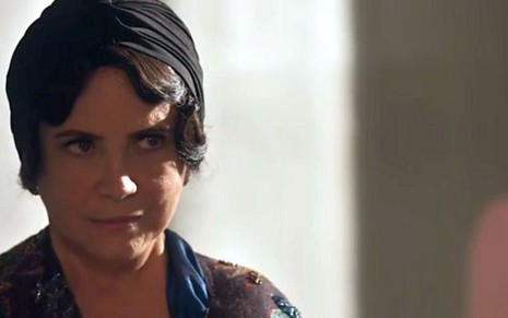 Regina Duarte (Lucerne) em cena de Tempo de Amar; cafetina vai arrancar dinheiro do inimigo - Reprodução/TV Globo