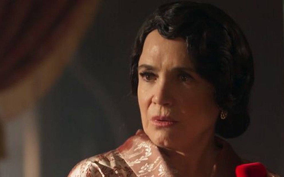 Regina Duarte (Lucerne) em cena de Tempo de Amar; cafetina descobrirá que a filha morreu - Reprodução/TV Globo