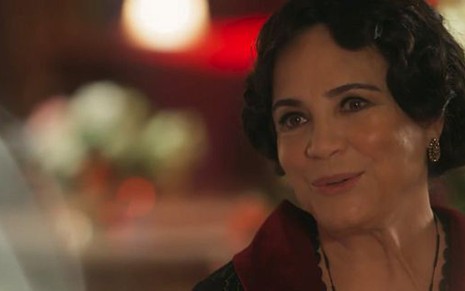 Regina Duarte (Lucerne) em cena de Tempo de Amar; cafetina planejará golpe no fazendeiro - Reprodução/TV Globo