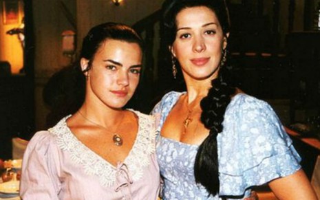 As atrizes Ana Paula Arósio e Claudia Raia em cenário da novela Terra Nostra (1999)