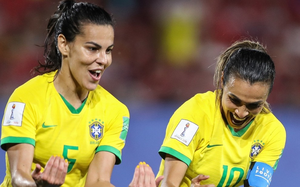 Thaisa e Marta comemoram gol da Seleção Brasileira durante a Copa do Mundo feminina - Divulgação/CBF