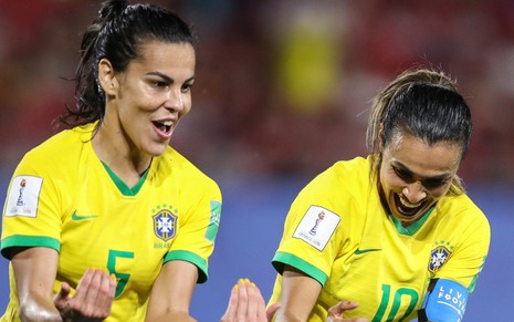 Thaisa e Marta comemoram gol da Seleção Brasileira durante a Copa do Mundo feminina - Divulgação/CBF