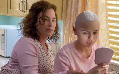 As atrizes Patricia Arquette e Joey King na minissérie The Act; Patricia ganhou um Emmy pelo drama 