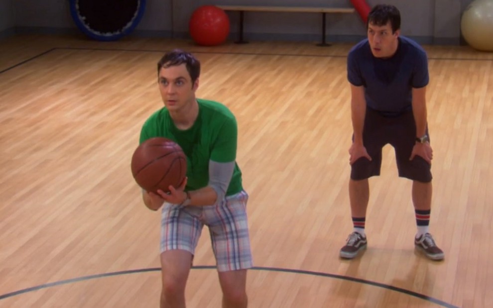 Os atores Jim Parsons e John Ross Bowie jogam basquete na quinta temporada de The Big Bang Theory