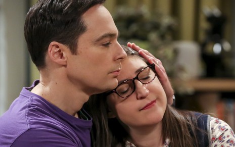 Os atores Jim Parsons em Mayim Bialik se abraçam em cena da 12ª temporada de Big Bang Theory