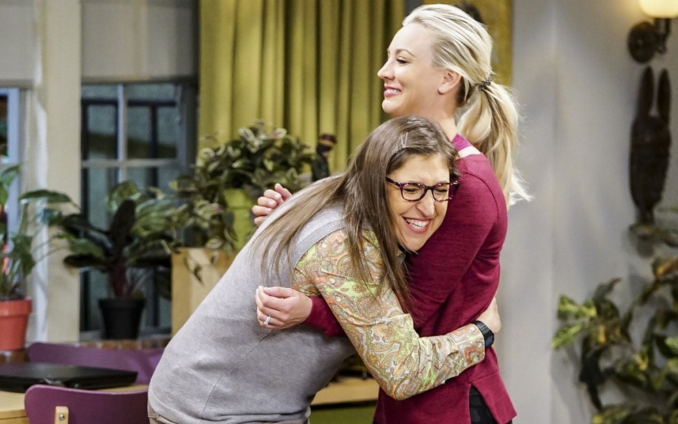 As atrizes Mayim Bialik e Kaley Cuoco se abraçam em episódio da 11ª temporada de The Big Bang Theory