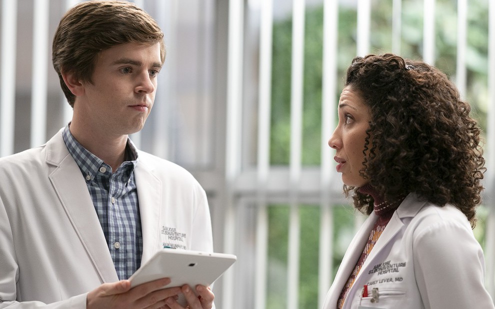Os atores Freddie Highmore e Jasika Nicole contracenam em cena da segunda temporada do drama médico The Good Doctor