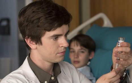 O ator Freddie Highmore prepara uma injeção em cena da primeira temporada de The Good Doctor