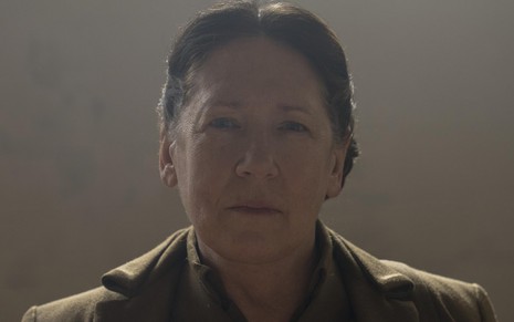 A atriz Ann Dowd como a vilã Tia Lydia em episódio da terceira temporada de Handmaid's Tale