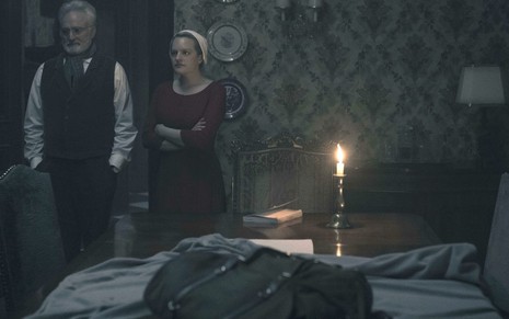 Bradley Whitford e Elisabeth Moss no fim da terceira temporada de The Handmaid's Tale; vela ilumina tudo - Divulgação/Hulu
