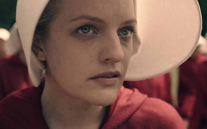 Elisabeth Moss em cena do primeiro episódio de The Handmaid's Tale, série pela qual ela ganhou o Emmy - Divulgação/Hulu