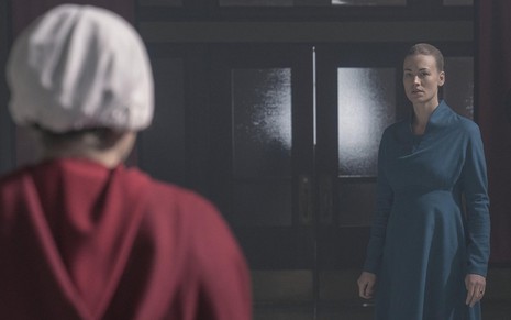 Elisabeth Moss, de costas, encara Yvonne Strahovski na terceira temporada de Handmaid's Tale - Imagens: Divulgação/Hulu