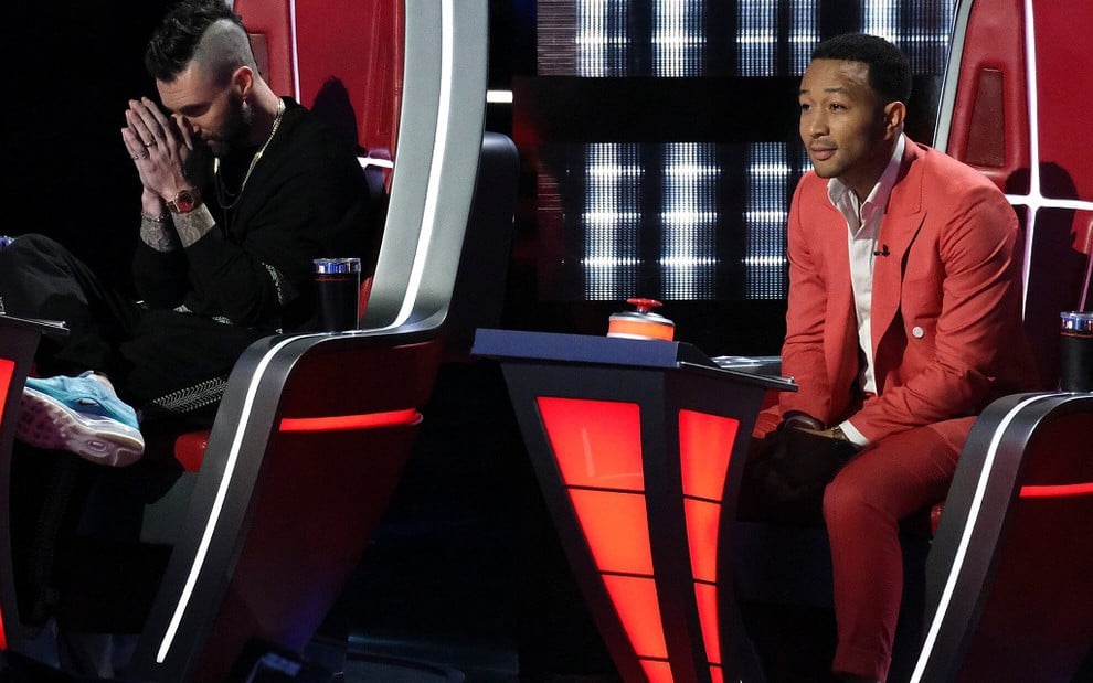 Os jurados Adam Levine e John Legend no cenário da 16ª temporada do The Voice, reality musical da rede NBC