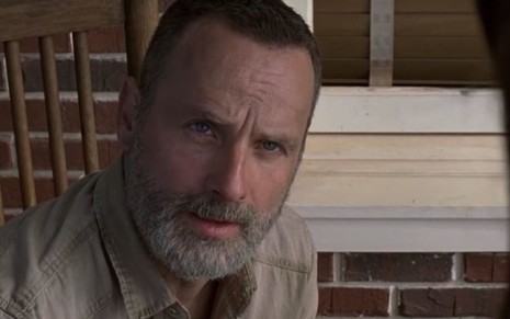 Andrew Lincoln em cena da nova temporada de The Walking Dead: despedida com cócegas - Reprodução/AMC