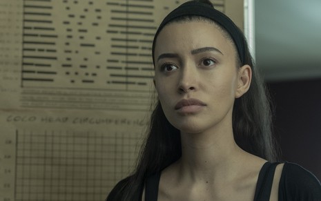 Christian Serratos na pele da turrona Rosita em cena da décima temporada de Walking Dead