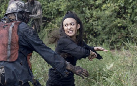 Rosita (Christian Serratos) prepara ataque contra zumbi de capacete no último episódio de 2019 de The Walking Dead