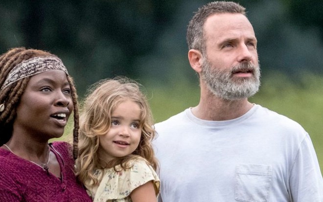 Danai Gurira (Michonne) e Andrew Lincoln (Rick) com Kinsley Isla Dillon, a nova Judith de Walking Dead - Divulgação/AMC