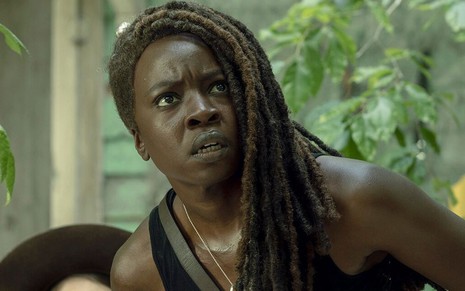 A atriz Danai Gurira em cena da décima temporada de Walking Dead; Michonne vai pendurar a espada - Divulgação/AMC