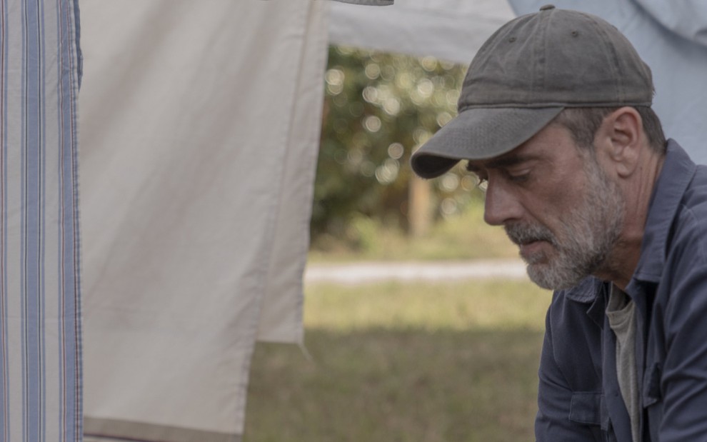 Jeffrey Dean Morgan, o Negan de Walking Dead, cabisbaixo em cena do quarto episódio da décima temporada do drama zumbi