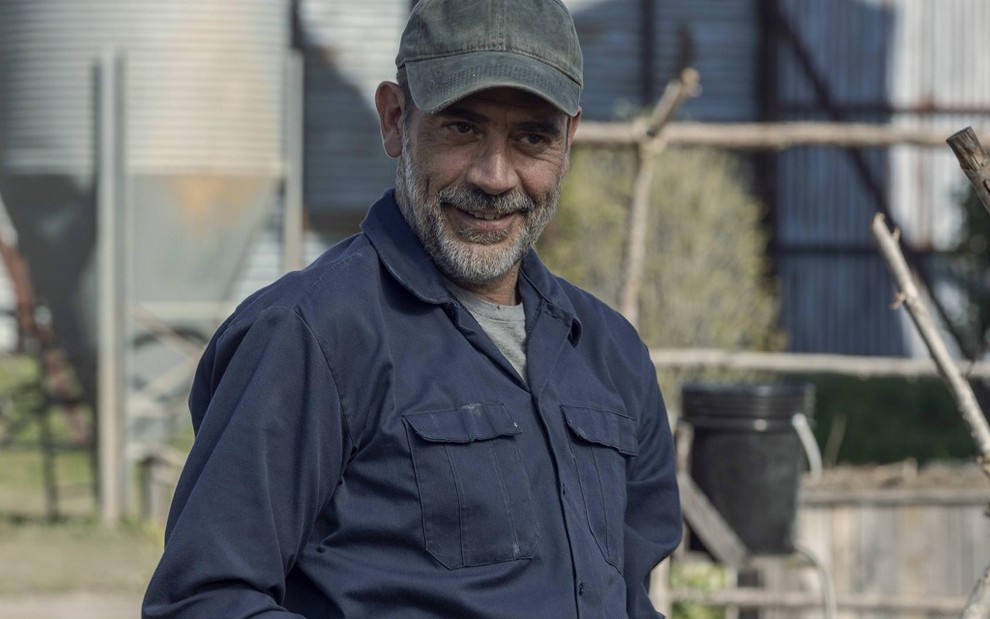 O ator Jeffrey Dean Morgan sorri em cena da primeiro episódio da décima temporada de Walking Dead