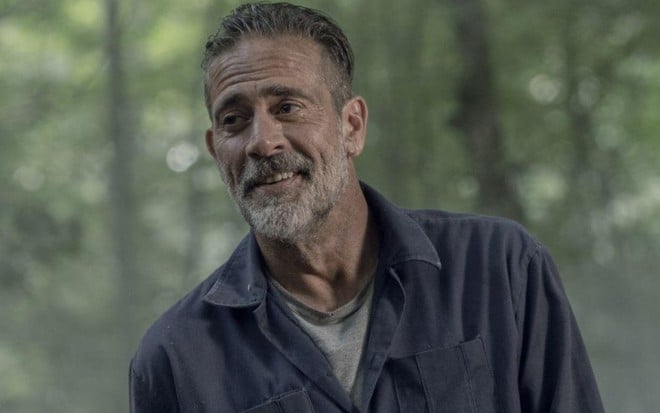 O ator Jeffrey Dean Morgan solta seu sorriso sacana característico na décima temporada de Walking Dead