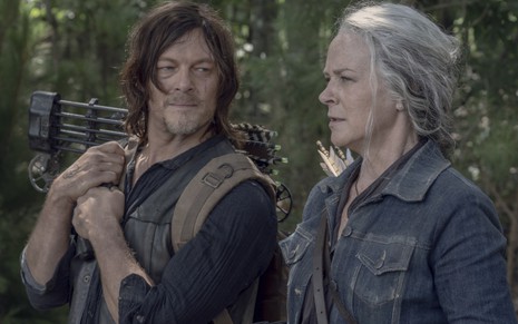 Norman Reedus olha para Melissa McBride em cena do sexto episódio da décima temporada de Walking Dead