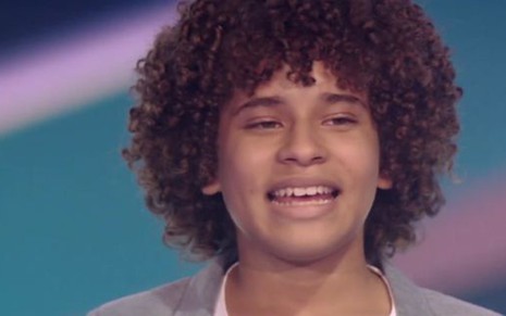 O participante Luiz Ricardo na edição de ontem (15) do The Voice Kids, reality da Globo - Reprodução/Globo