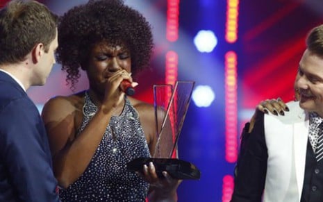 A vencedora Mylena Jardim entre Tiago Leifert e Michel Teló na final do The Voice Brasil - Ramón Vasconcellos/TV Globo
