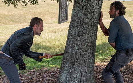 Negan (Jeffrey Dean Morgan) luta contra Rick (Andrew Lincoln) em cena do último episódio de The Walking Dead - Divulgação/AMC
