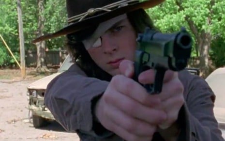 Carl (Chandler Riggs) em cena do episódio de estreia da oitava temporada de Walking Dead - Reprodução/Fox