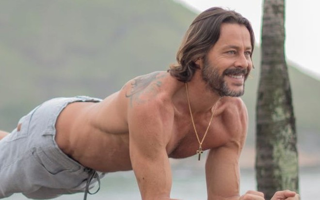 Theo Becker de Oliveira em sessão de fotos na praia: privações para Jesus renderam dois papéis - Divulgação/Aline e Feu Fotografias