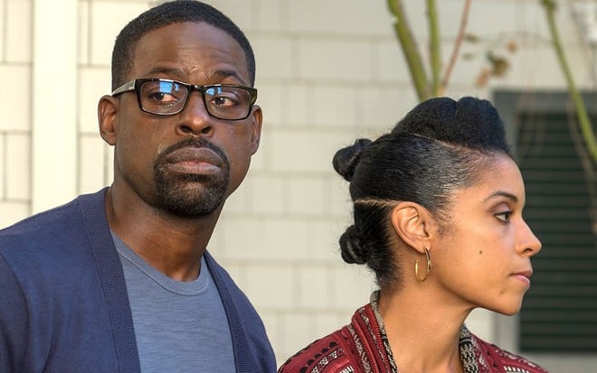 O ator Sterling K. Brown, vencedor do Emmy, chora ao lado de Susan Kelechi Watson em This Is Us - Imagens: Divulgação/NBC