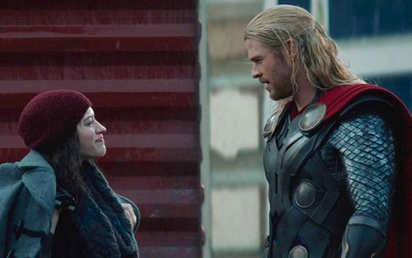 Kat Dennings (Darcy) e Chris Hemsworth (Thor) em cena de filme do deus do trovão: ela volta na TV - Divulgação/Marvel Studios