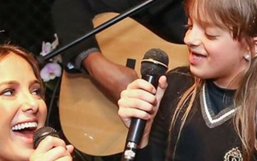Apresentadora Ticiane Pinheiro cantando com a filha Rafaela Justus  - REPRODUÇÃO/INSTAGRAM