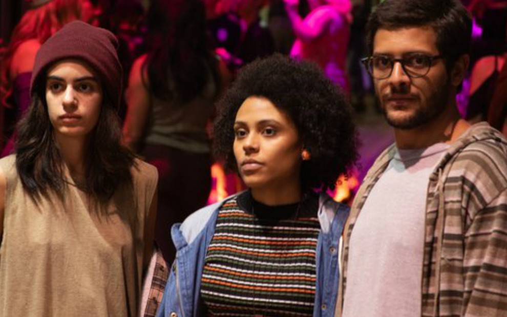 Os protagonistas de Todxs Nós, Clara Gallo, Juliana Gerais e Kelner Macêdo, em cena da série da HBO