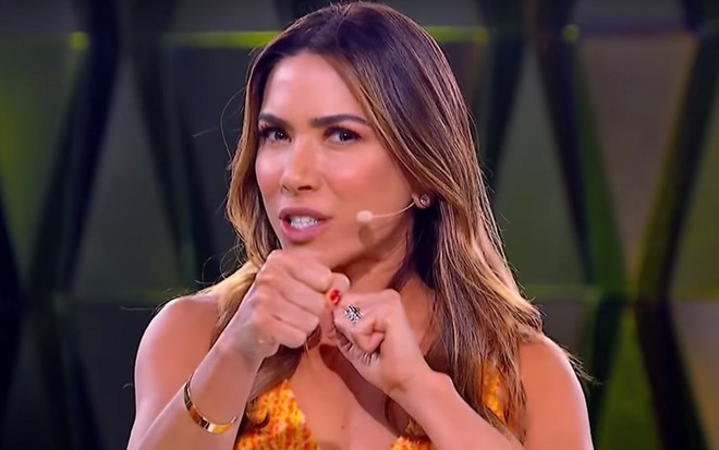 A apresentadora Patricia Abravanel no cenário do Topa ou Não Topa, game show do SBT