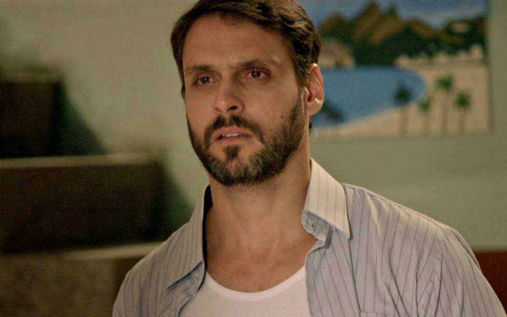 Antonio (Felipe Cunha) arrumará briga numa boate para defender Sophia (Camila Rodrigues) em Topíssima - Divulgação/RecordTV